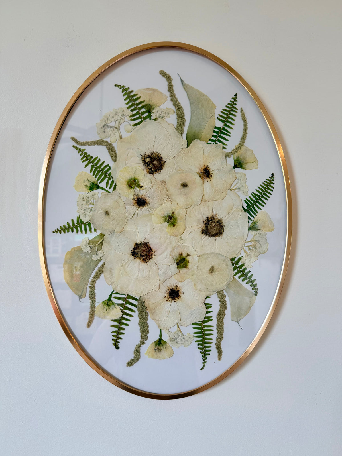 11x15.5 Oval Bouquet Gold Frame – White Mat Background